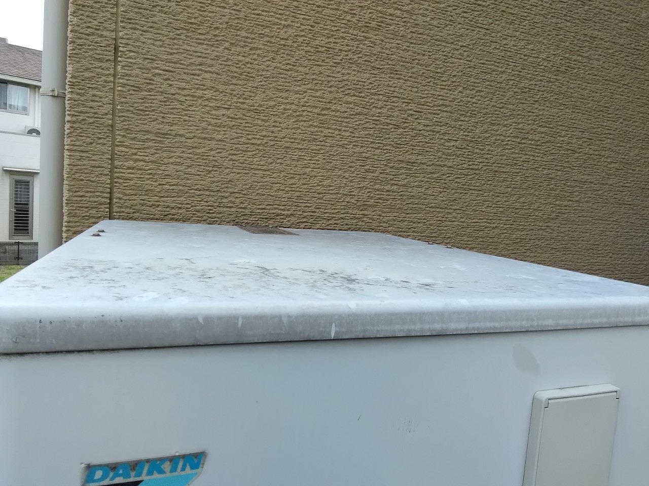 姫路市　エコキュート　天板ヘコミ